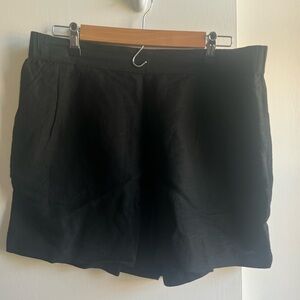 Women’s black linen shorts with pockets